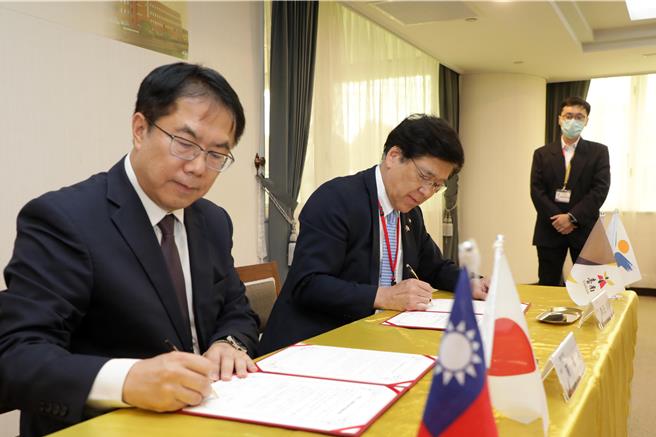 台南市长黄伟哲 （左）29日与日本平户市长黑田成彦（右） 一起签署协定书缔结两市盟约。（台南市政府提供／程炳璋台传真）