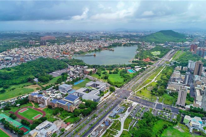 清華大學及陽明交通大學日前宣布將於左營蓮池潭畔設立分部，蓮池潭守護聯盟建議清大重新考慮選址，提出校園坐落於蓮池潭畔的舊左營國中恐影響觀光發展。（高雄市都發局提供／任義宇高雄傳真）