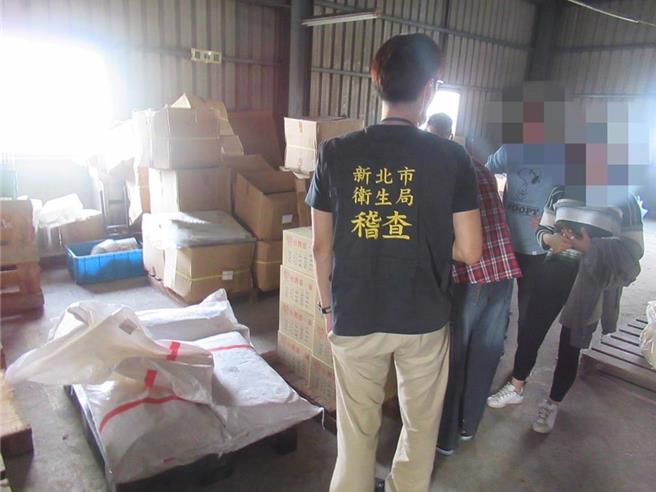 「保欣企業有限公司」負責人劉慶士將明知含有蘇丹紅、被退回的問題商品轉手賣給信實等廠商，還供稱「認為其他廠商不會在意」，被新北地檢署痛批毫無悔意，依違反《食品安全衛生管理法》等罪起訴，求處重刑。圖為保欣公司受衛生局稽查。（新北市衛生局提供）
