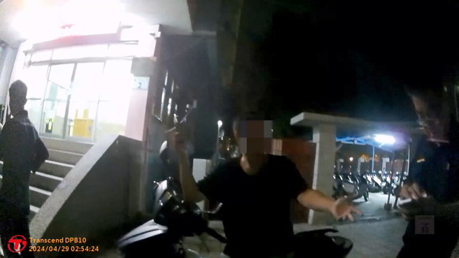 警方于案发后1小时通知高男到案，并依公共危险罪及社会秩序维护法依法究办。（翻摄画面）