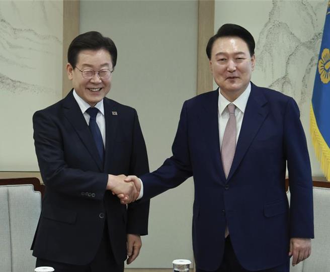 4月29日，韓國總統尹錫悅（右）在總統府會見共同民主黨黨魁李在明。這是尹錫悅就職總統以來首次與李在明會談。（美聯社）