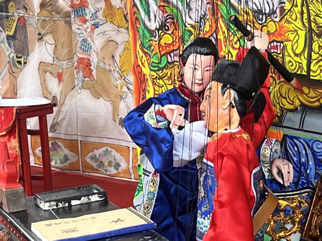 李氏親餵夫婿蔡復一吃春捲。（作者提供）