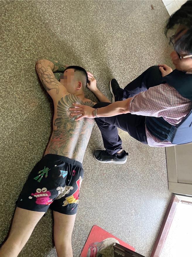 警方據報後，27日清晨荷槍實彈破門進入屋內，逮捕剛入睡不久的曾男。（警方提供∕呂妍庭嘉義傳真）