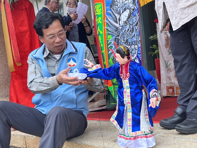 蔡夫人請呂坤和局長品嚐春捲。（作者提供）