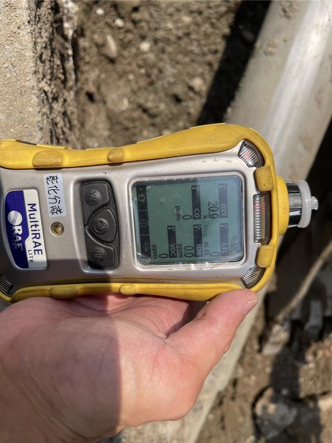 台電人員疑因施工不慎挖斷彰化市和平路196巷瓦斯管線，消防局派員到場使用氣體偵測器LEL讀值為0，未發現天然氣外洩，後經欣彰天然氣公司派員到場將總開關關閉，狀況解除，過程虛驚一場。（民眾提供／葉靜美彰化傳真）