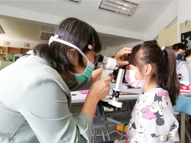 眼科医师赖丽如29日赴阿里山国民中小学义诊，发现竟有国一学生近视600度还没戴眼镜，全校88名学生，视力不良率达到40.91％。（读者提供∕吕妍庭嘉义传真）