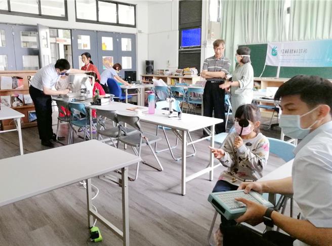 眼科医师赖丽如29日赴阿里山国民中小学义诊，名为「送eye到拉拉巫雅」的活动，除检查眼睛，还为弱势家庭的孩子免费配眼镜。（读者提供∕吕妍庭嘉义传真）