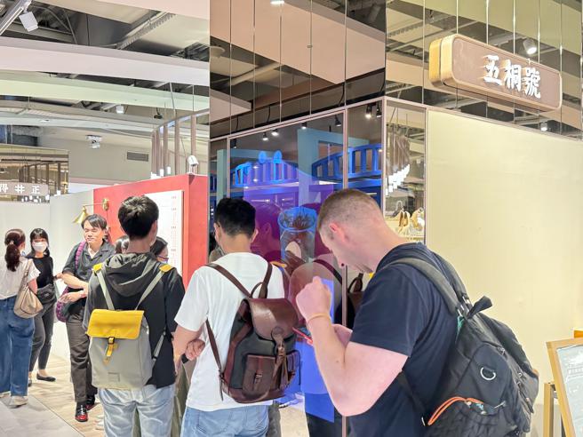 新光三越台北信义新天地A8 B1「五桐号」常与知名IP联名饮料杯，吸引年轻顾客喜爱。（新光三越提供）