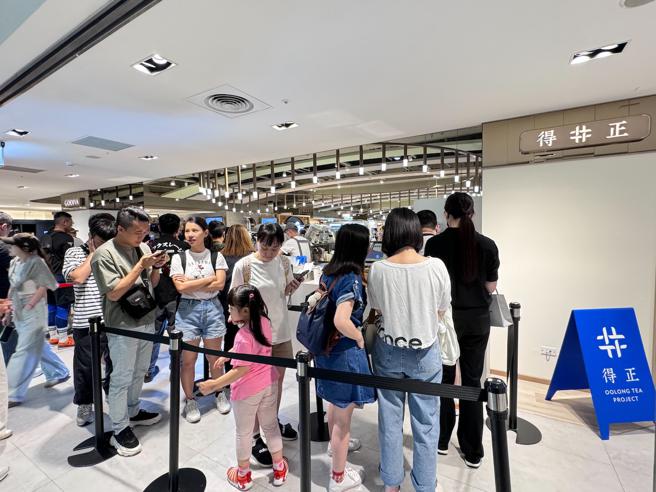 新光三越台北信义新天地A8 B1「得正」，饮料茶味浓淡可自行挑选，吸引许多嗜茶爱好者。（新光三越提供）
