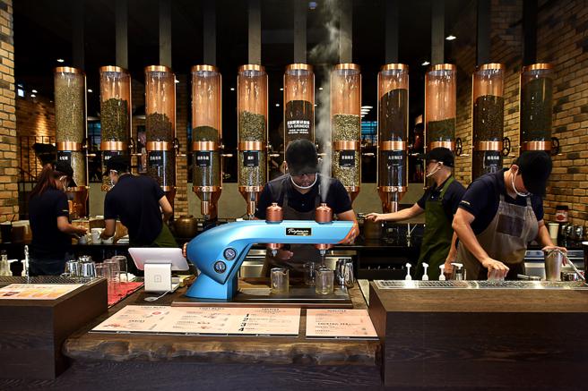 新光三越台北信义新天地A4 B2将于五月进驻「COMEBUY TEA」，将手摇饮与精品现萃结合。（新光三越提供）