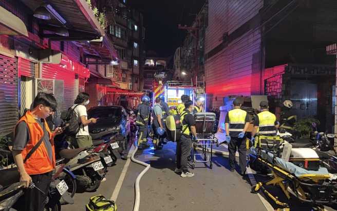 新北市樹林區太平路有公寓火警，住戶受困5樓陽台，被隊員救出後無大礙。（翻攝畫面）