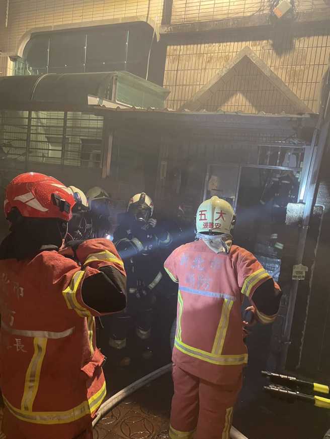 新北市樹林區太平路有公寓火警，住戶受困5樓陽台，被隊員救出後無大礙。（翻攝畫面）