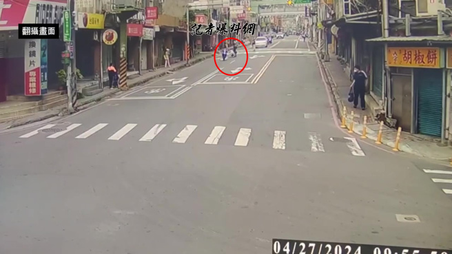 新北市泰山区泰林路二段发生一起离奇车祸。（翻摄记者爆料网）