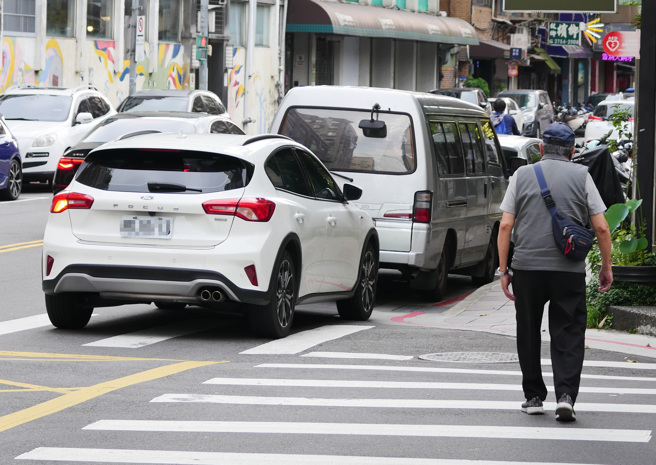 立法院交通委員會29日審查「道路交通管理處罰條例」修正草案，經各方討論後，仍維持騎機車未戴安全帽、逆向停車、人行道及行穿線臨停、人行道及行穿線停車、占用身障車位等5種情況，仍開放民眾檢舉，最快6月上路。（陳俊吉攝）