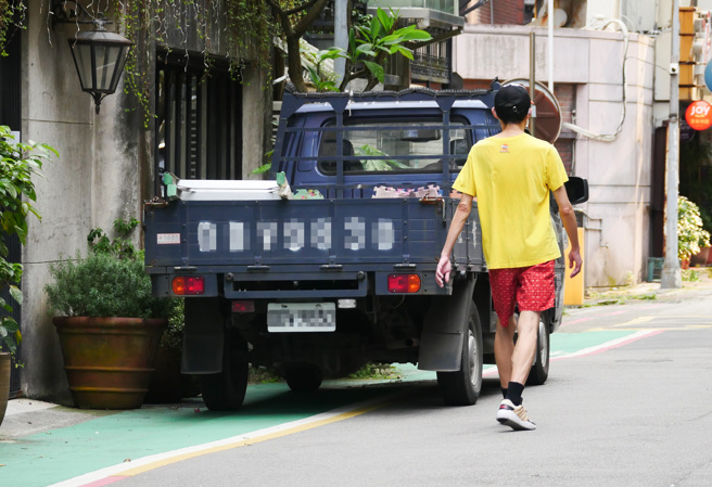 立法院交通委員會29日審查「道路交通管理處罰條例」修正草案，經各方討論後，仍維持騎機車未戴安全帽、逆向停車、人行道及行穿線臨停、人行道及行穿線停車、占用身障車位等5種情況，仍開放民眾檢舉，最快6月上路。（陳俊吉攝）