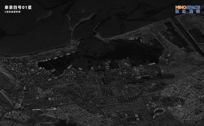 泰景四號01衛星用合成孔徑雷達x波段拍攝的左營軍港。(圖/微納星空)