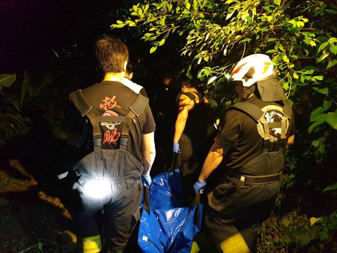 消防隊獲報到場展開救援，但老翁已經死亡多時，協助搬運到路邊後，就交由警方及家屬處理。（翻攝畫面）