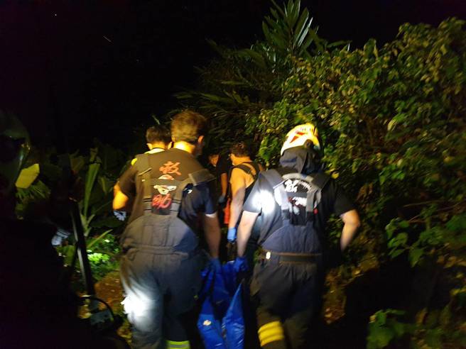 消防隊獲報到場展開救援，但老翁已經死亡多時，協助搬運到路邊後，就交由警方及家屬處理。（翻攝畫面）