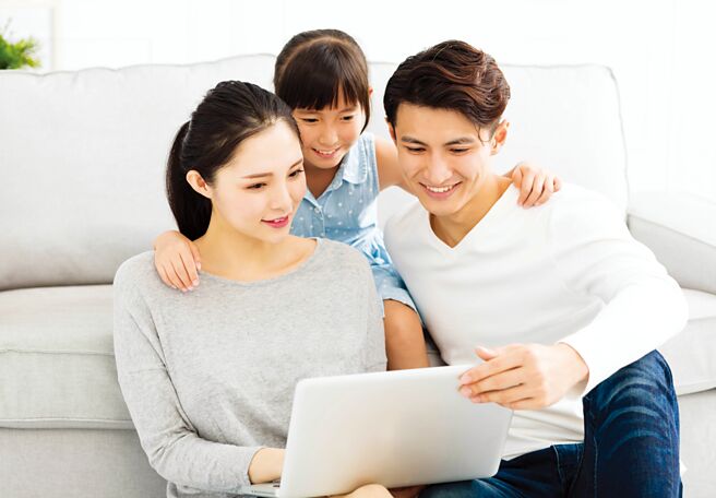 台新人壽「新益亮利」投資型保單讓客戶擁有人身保障的同時，也能掌握市場契機參與投資。圖／台新人壽提供