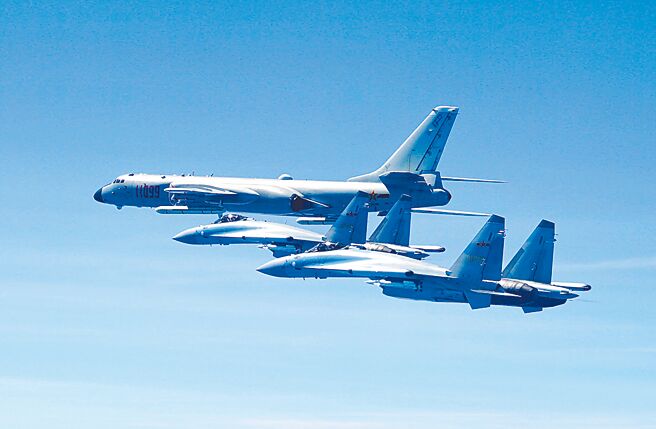 国防部28日公布共机动态，27日共有12架次逾越海峡中线，距基隆最近仅37浬。图为中共苏-35战机与轰-6K战机编队飞行。（新华社）