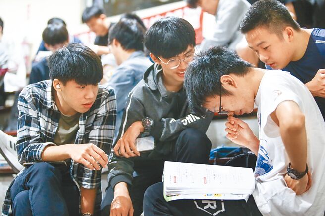 113学年度四技二专统一入学测验传出外语群英语类专业科目命题涉及抄袭。图为位于台北考场的考生，中午休息时间复习功课，做最后衝刺。（邓博仁摄）