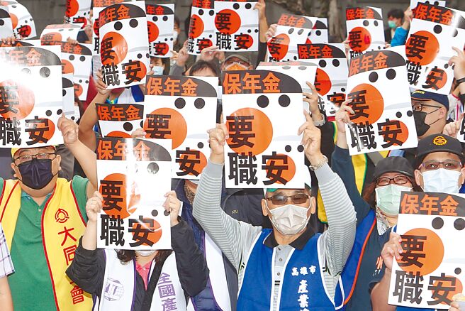 台灣職業病發現率較先進國家偏低，勞團指通報門檻過高，讓勞工申請職業病認定困難重重。圖為勞團集會要求政府正視勞工心聲，改善日益惡化的勞動環境。（本報資料照片）