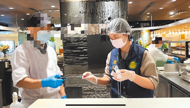 高雄漢來海港城巨蛋店傳出疑似生熟食混用汙染，目前已有50位民眾出現腹瀉等症狀。（高市衛生局提供／楊舒婷高雄傳真）