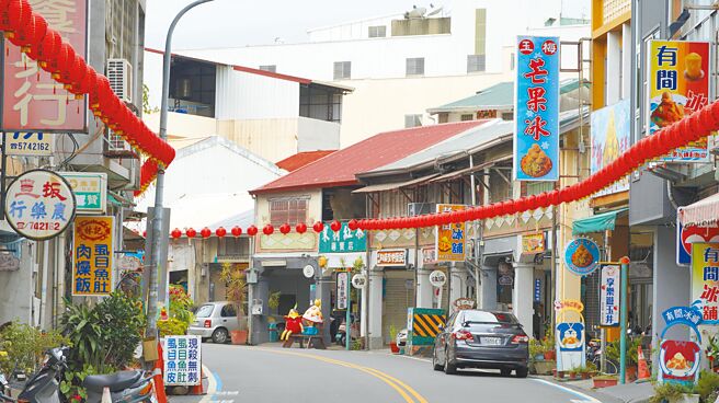 台南市玉井区中正路有10家冰店，现在星期六、日冰店街竟然空荡荡。（宝智华摄）