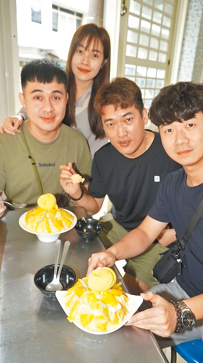 台南市玉井区中正路有10家冰店，现在星期六、日冰店街竟然空荡荡。图为台南市善化区一群年轻人28日专程跑到玉井吃芒果冰。（宝智华摄）