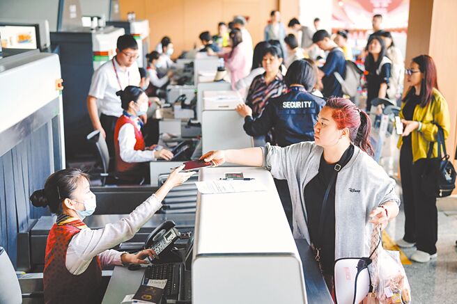 大陆国家移民管理局28日宣布，将进一步便利大陆民眾出入境，5月6日推出便民利企出入境管理6项政策措施。图为28日的山西运城盐湖国际机场，旅客在办理登机手续。（新华社）