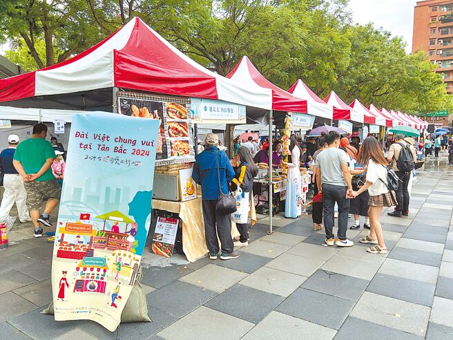 「2024台越同乐在新北」现场市集结合越南美食、免费义诊、义剪、按摩及移工法令宣导等摊位。（王扬杰摄）