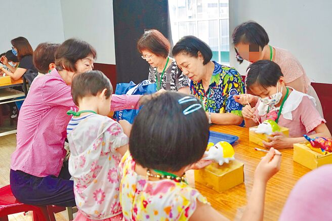 新北社會局推動「新北愛小孩行動計畫」，28日邀請轄內寄養家庭259名親子參加聯誼活動。圖為寄養家庭親子一同手作DIY。（新北市社會局提供提供／張鎧乙新北傳真）