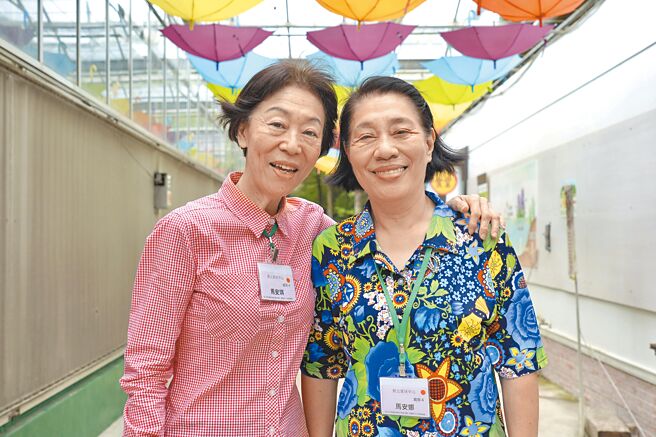 新北社會局推動「新北愛小孩行動計畫」，28日邀請轄內寄養家庭259名親子參加聯誼活動。「寄養媽媽」馬安娜（右）與姊姊馬安琪（左）投入寄養家庭多年，已照顧80位孩子。（新北市社會局提供提供／張鎧乙新北傳真）