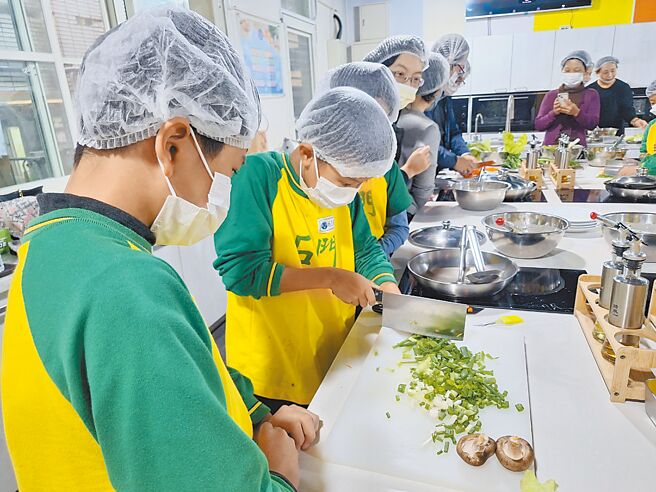 桃園市2023年2月率六都之先推動國中、小免費營養午餐，去年9月起每餐餐費也調高3元達48元提升品質，2024年將邀請師生開發校園午餐菜單食譜。（桃園市教育局提供／蔡依珍桃園傳真）