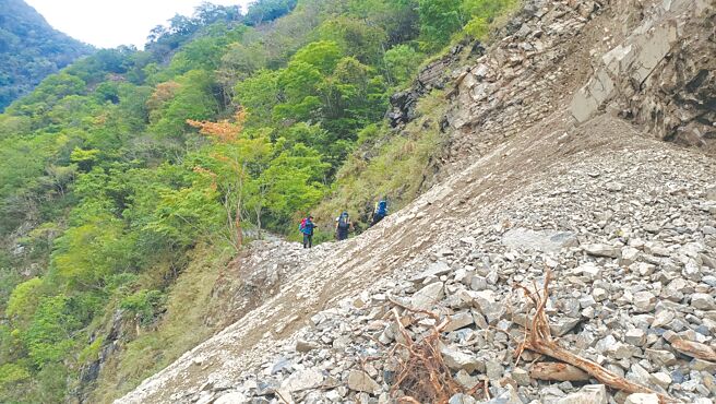 近日余震不断加上降雨，南投县信义乡郡大林道多处崩塌，其中1.8公里处交通受阻，暂停车辆通行，林保署南投分署28日证实进行车辆管制，尚无法评估可进场修护时间。（林保署南投分署提供／潘虹恩南投传真）