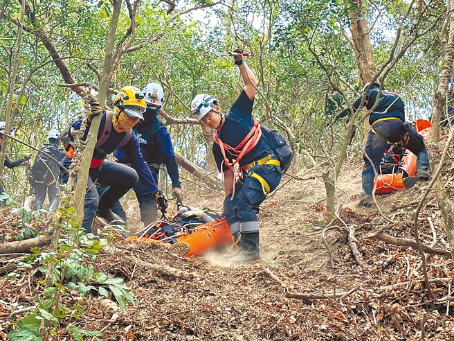第三期「ORT叢林搜索救援專長班」集結警消及民間搜救團體在暴雨情境下實戰演訓。（ORT極路勇者工作坊提供／袁庭堯高雄傳真）
