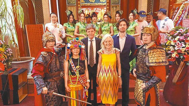 當年遭鄭成功驅逐的荷屬東印度公司的台灣末代總督第14代後裔揆一（Frederick Coyett）（第二排左一）與其家族成員28日參加鄭成功祭典，並與裝扮的鄭軍士兵及女禮生合影。（程炳璋攝）