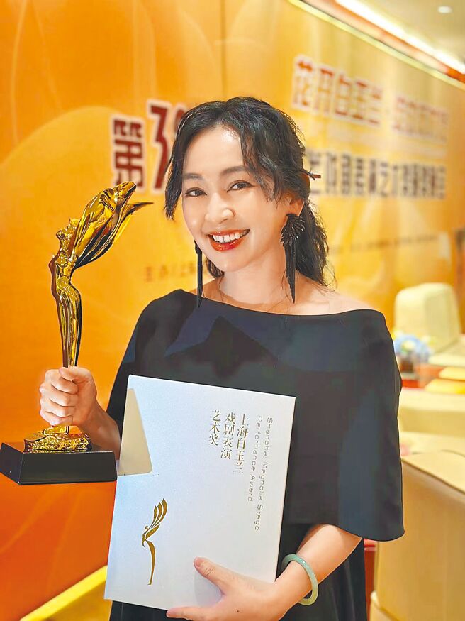 蔡燦得26日開心獲得第32屆上海白玉蘭戲劇表演藝術獎配角獎。（Asa's agency提供）