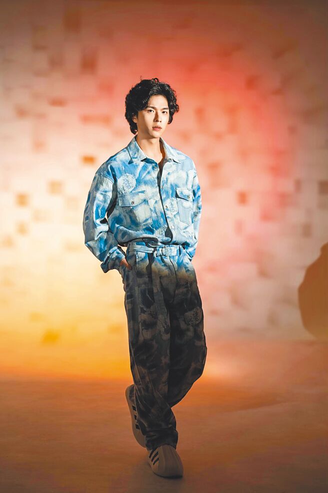 王碩瀚穿上MSGM 2024春夏服裝作品，展現自己的時尚魅力。（石智中攝）