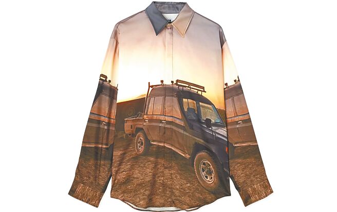 MSGM圖樣印花絲質上衣，價格店洽。（MSGM提供）