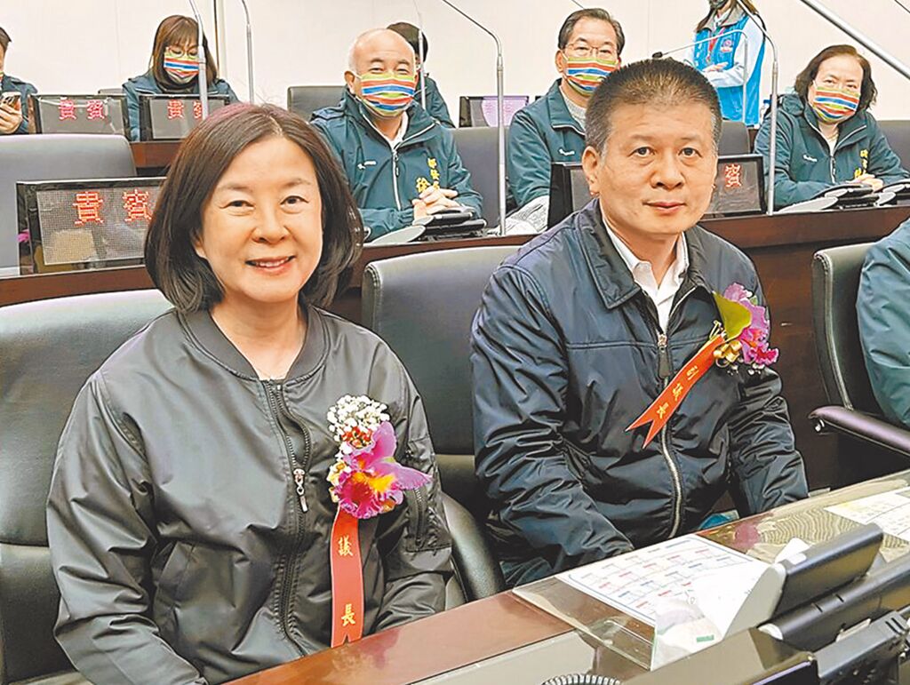 台南市正副議長賄選案歷經1年多的審理，台南地院29日宣判，議長邱莉莉（左）、副議長林志展（右）等10名被告均無罪。（本報資料照片）
