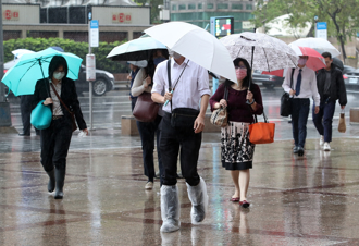 北台灣再涼1天！母親節全台有雨 首颱「艾維尼」恐生成往這跑