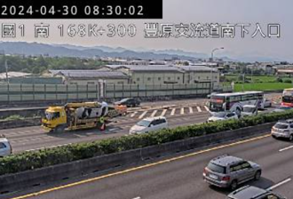 上班注意！國1北向豐原交流道 「轎車翻覆」回堵1公里