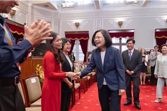 接見模範勞工  蔡英文：將明定工資調整標準