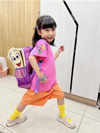 超萌「紅豆妹」扮Dora神還原！經典動作宛若3D真人版