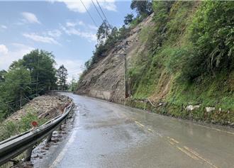 台7甲线米摩登路段坍塌抢通 实施交管至5月底
