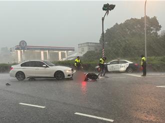 路口未禮讓害女騎車慘摔 暴雨中撐傘！3阿兵哥超暖心