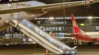 空姐吵架抓狂！暴氣啟動「逃生滑梯」彈出 這下賠慘了