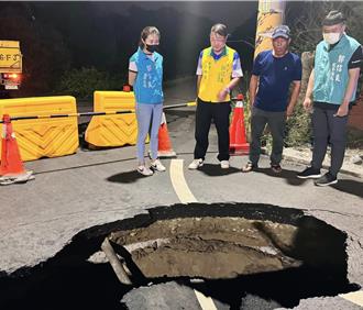 台南安南区路面塌陷八米宽坑洞 紧急封路维安