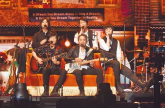 五月天香港演唱会暴雨搅局 改「线上安可」网嗨翻：在摇滚区准备好